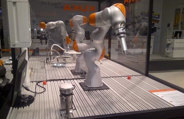 数字时代智造革命：机器人重塑未来生活