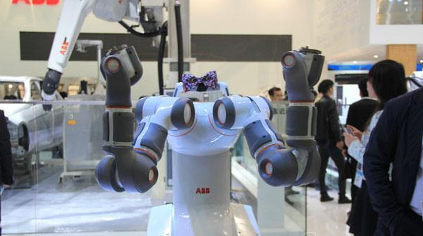 富士康百万机器人计划的转机：人机协作机器人