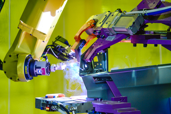 通用武汉工厂探访：满眼机器人，自动化率97%的工厂长什么样？