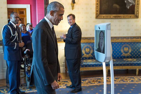 替身机器人走进白宫 原来受奥巴马邀请