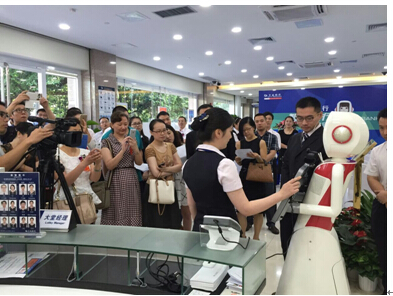速来围观：交通银行深圳罗湖支行 智能机器人上岗
