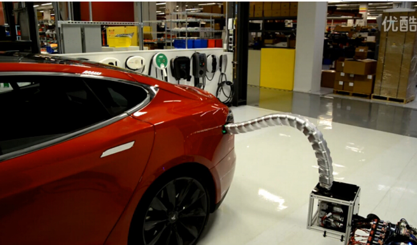 特斯拉 Model S 自动感应充电机器人
