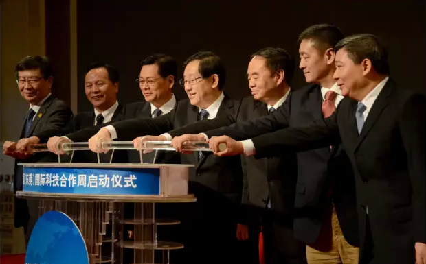 广东拓斯达与清华大学签订机器人合作协议