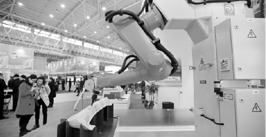 科技部刘进长：机器人产业发展要热更要实！
