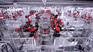 带你走进全球最牛工厂感受机器人造梦车间的铁斧神功！
