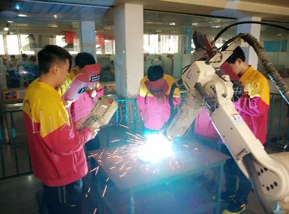 机器人技校哪家强，中国山东找蓝翔！