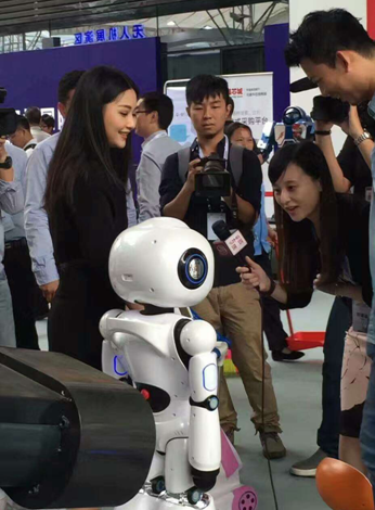 大咖来袭2016深圳双创周， 总理及各级领导齐为小勇机器人站台点赞