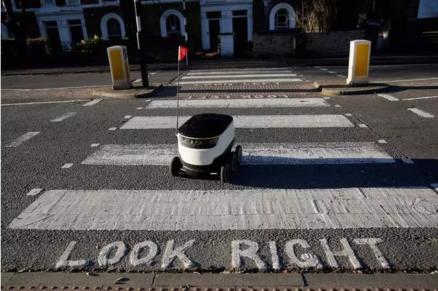 行走的“电饭锅” 机器人自动驾驶送餐车上线运行