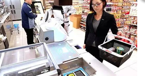 1秒结账打包 日本超市实装机器人收银