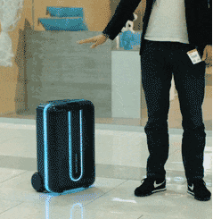 一个智能机器人，可是它却是我们的行李箱！