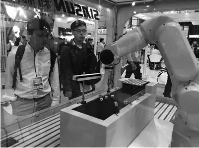 杭州新松首发新型轻量化机器人
