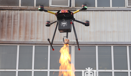 哈工大机器人集团自主研发喷火无人机 可用于电力巡检
