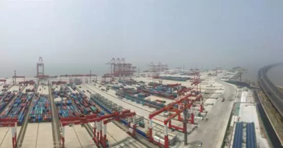 振华重工88台AGV机器人联合打造全球最大自动化港口