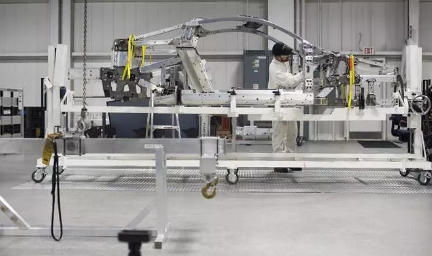 汽车组装厂人类工人多过机器人