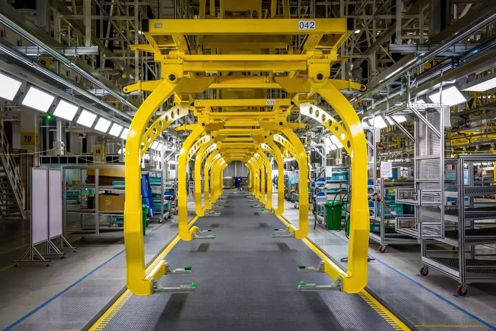 10个工人，386台机器人，年产16万辆美式旗舰轿车！
