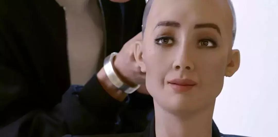 揭开机器人黑幕索菲亚和娇娇都是假的，真人在后台视频通话