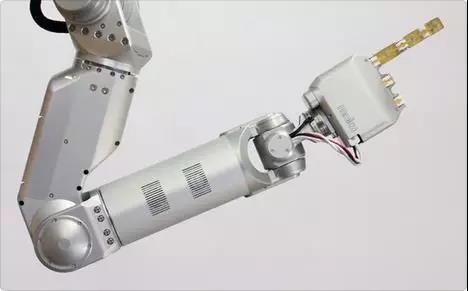 亚马逊新专利：用机器人手臂投递货物