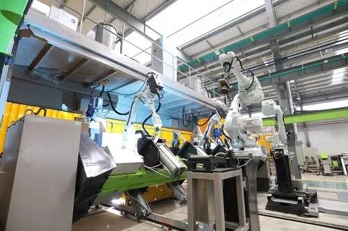 全球最大塔机智能工厂开园 有100多台工业机器人