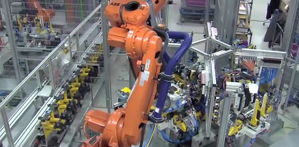 这才是真正的工业4.0工厂，机器人功能强大到不敢相信！