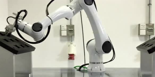 AGV+机械臂 复合型机器人在3C行业应用现状分析