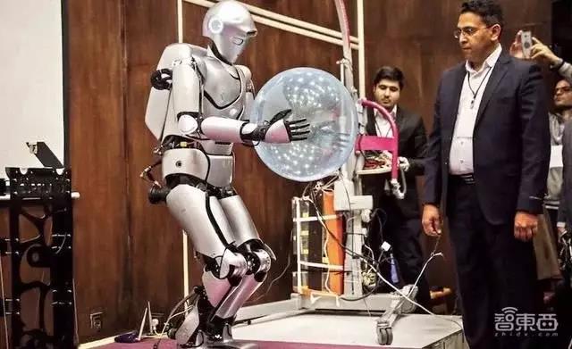 伊朗推出号称全球最先进人形机器人