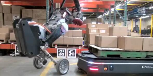 一个搬货 一个运货，AGV+波士顿动力仓库机器人新应用