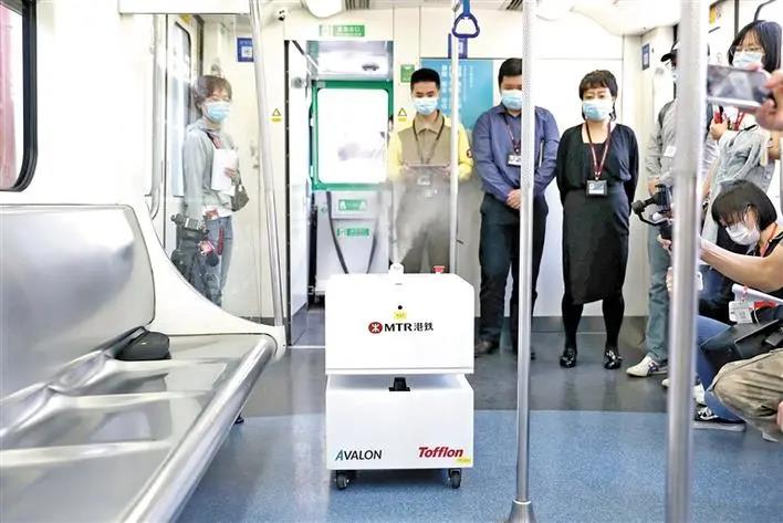 深圳地铁4号线迎来智能雾化消毒机器人