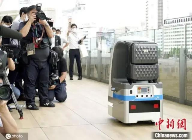 日本打造“未来车站” 消毒、送餐机器人齐上岗