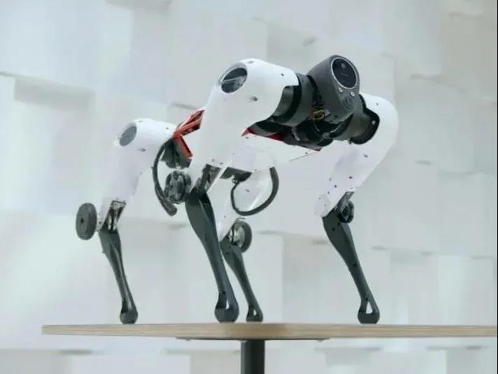 腾讯正式发布首个软硬件全自研的多模态四足机器人