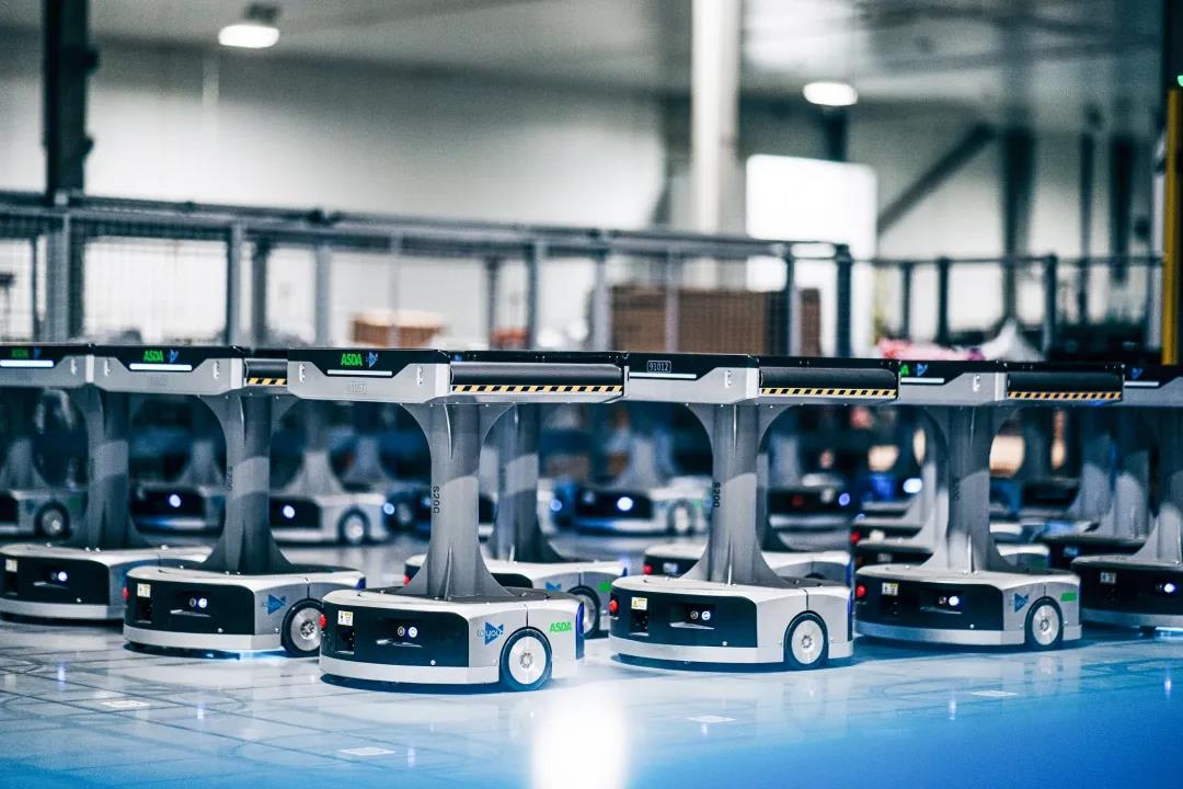 极智嘉全柔性智能AMR机器人首次落地英国零售市场